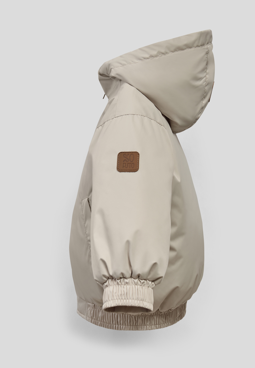 съемка бренда куртки на сером фоне 