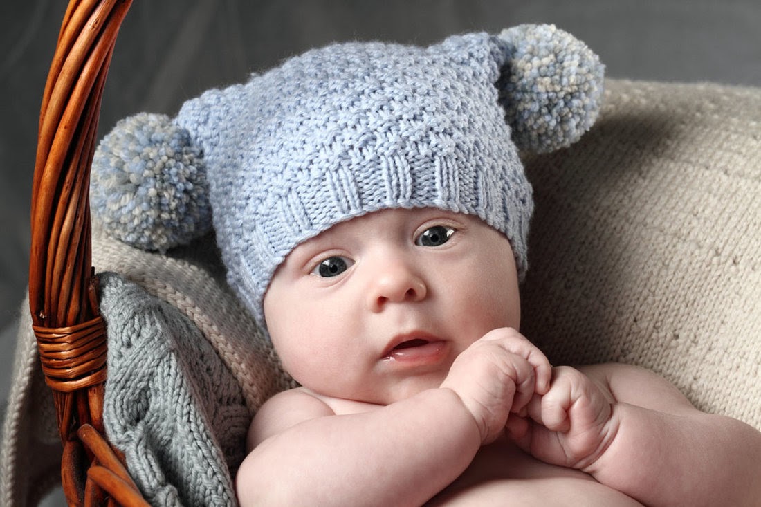 Вязаная шапка для новорожденного