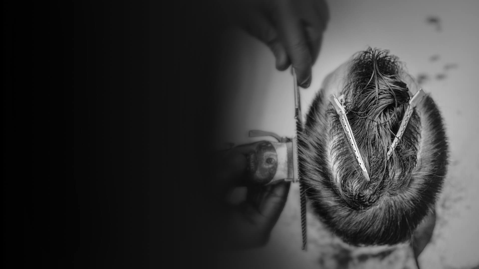 Мастер TRAD Barbershop за работой с клиентом