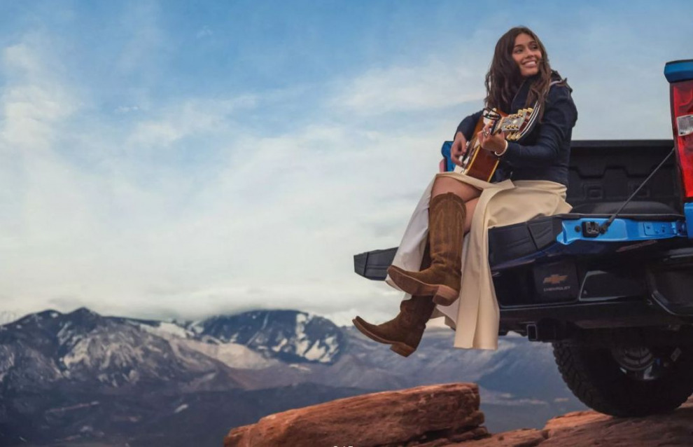 Chevrolet воскрешает культовую песню с новой звездой кантри