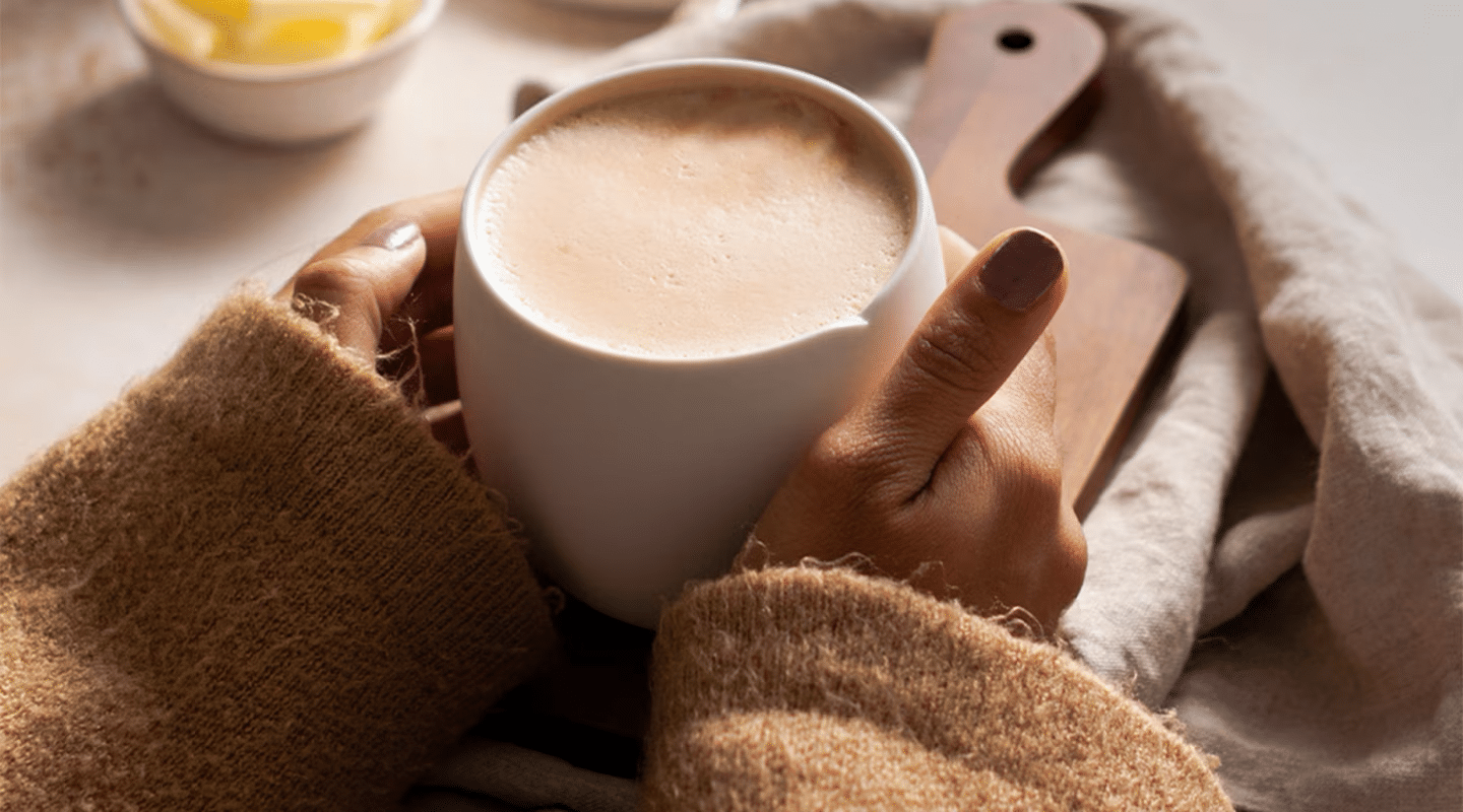 Чашка ароматного кофе в руках