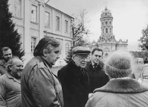 В.П.Енишерлов, Дмитрий Сергеевич Лихачев, О.И.Карпухин в селе Дубровицы. 1989. Фото В.Некрасова Журнал «Наше наследие». 2006 год.