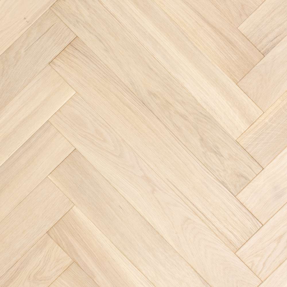 Lab Arte, Дуб селект Чегет — английская ёлка с настроением. Инженерная доска с покрытием премиального уровня, фаска 4V и стабильная основа. Для тех, кто ценит не просто пол, а интерьерную философию.