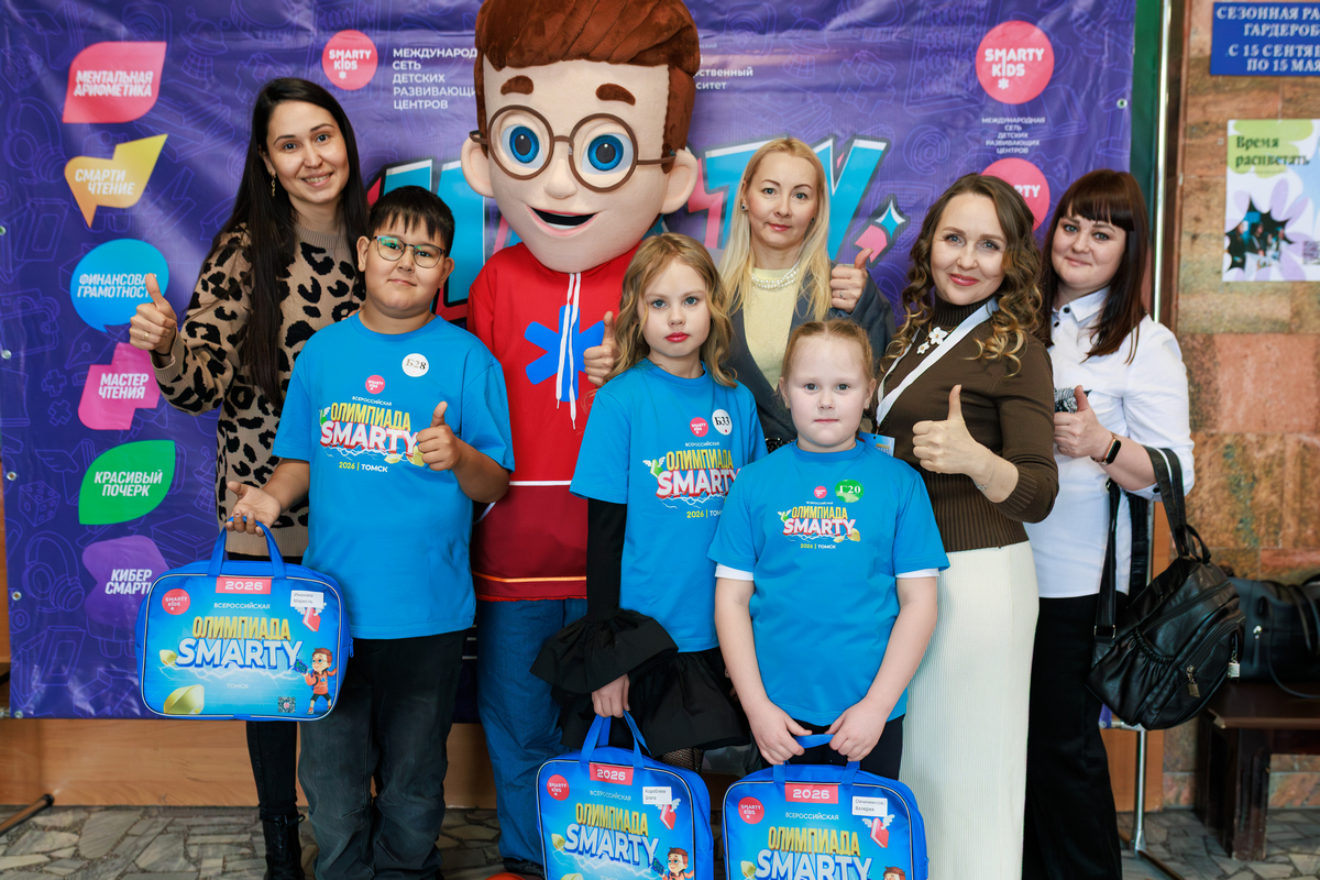 Команда SmartyKids у фотозоны с маскотом на Всероссийской олимпиаде 2026