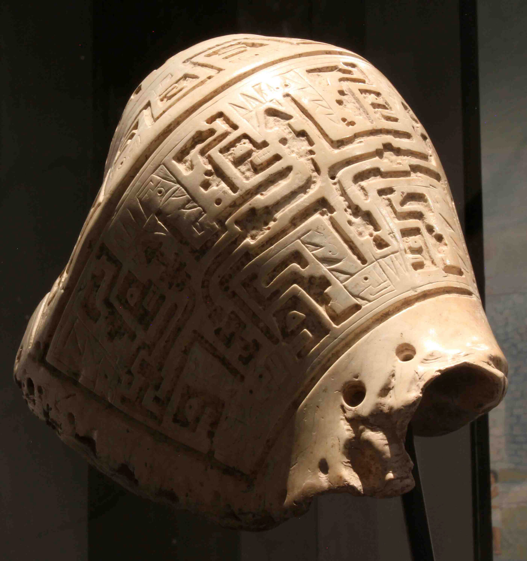 Путуто (духовой музыкальный инструмент из раковины). Найден при раскопках Чавин де Уантар, Перу. Фотография с сайта Университета Станфорда.