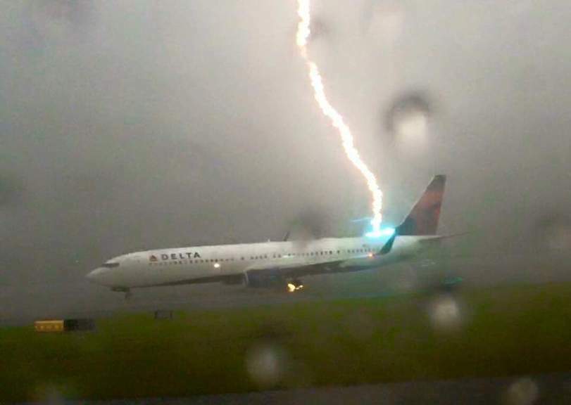 Молния попала в самолёт