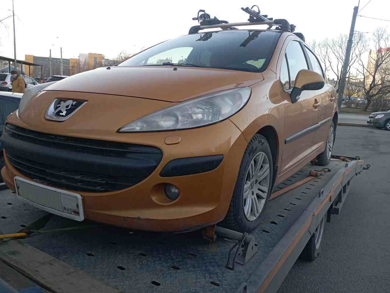 Эвакуация автомобиля Peugeot 207 с Ириновского проспекта в Красногвардейском районе Санкт-Петербурга