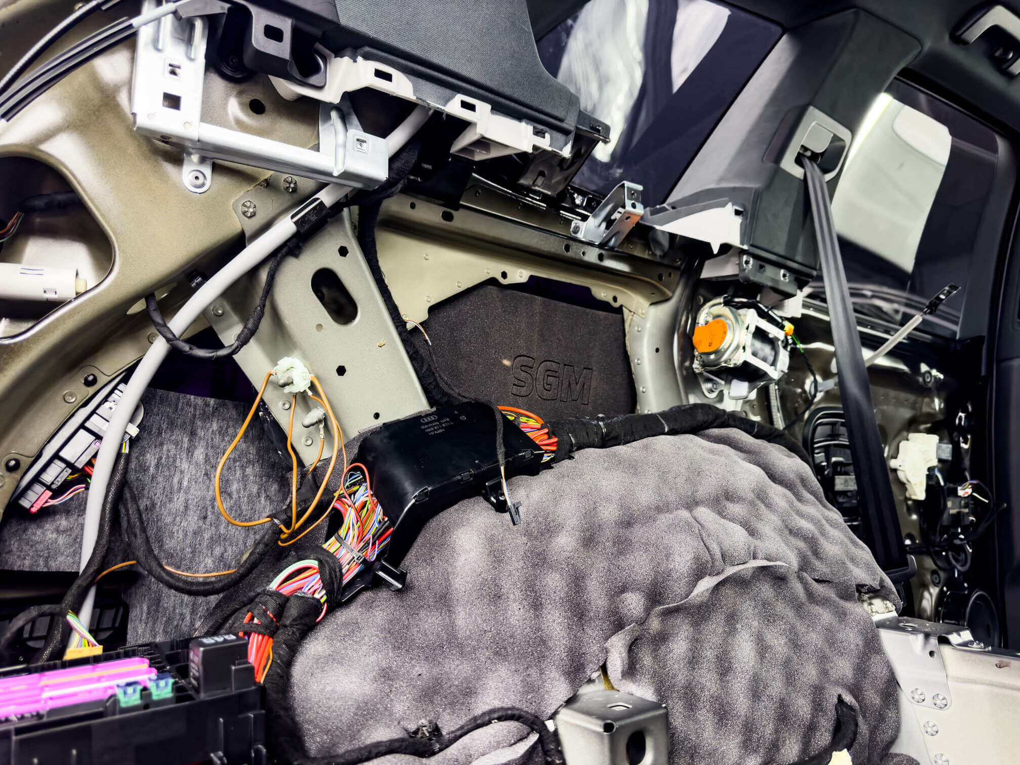 Подготовка салона автомобиля к шумоизоляции в Аврора Детейлинг