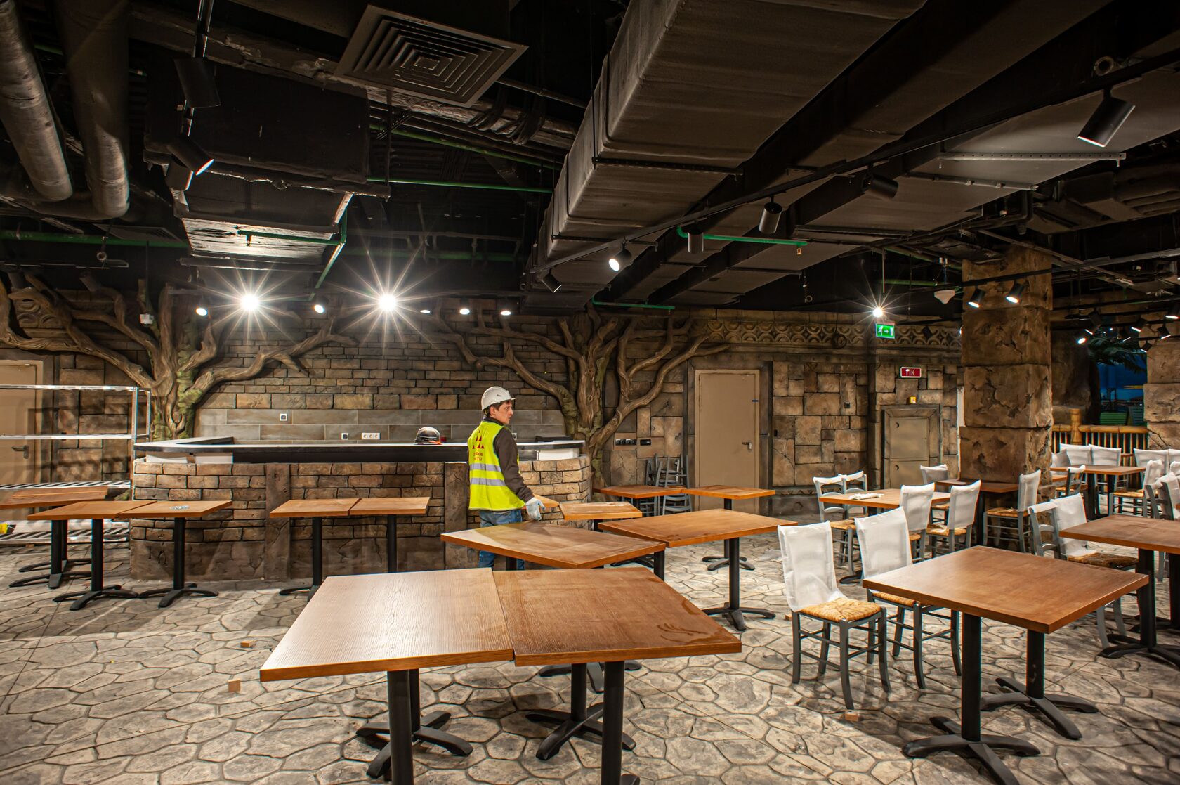 Наши проекты — Интерьер кафе из дерева