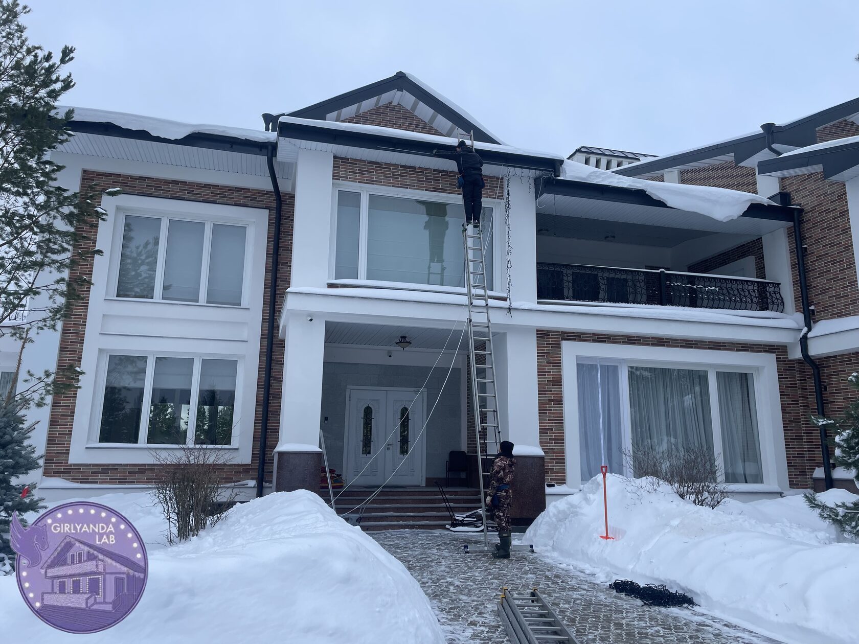 Контурная подсветка дома в КП Горки 21