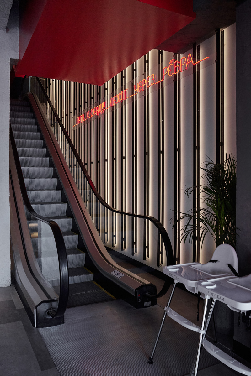 интерьерная съемка двухэтажного ресторана, эскалатор