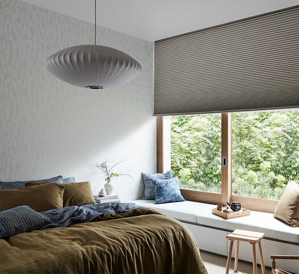 спальня с шторами гофре на окне