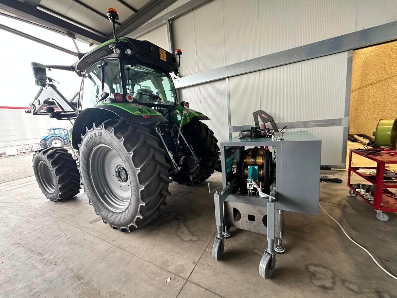 Трактор Deutz-Fahr на стенде замера мощности