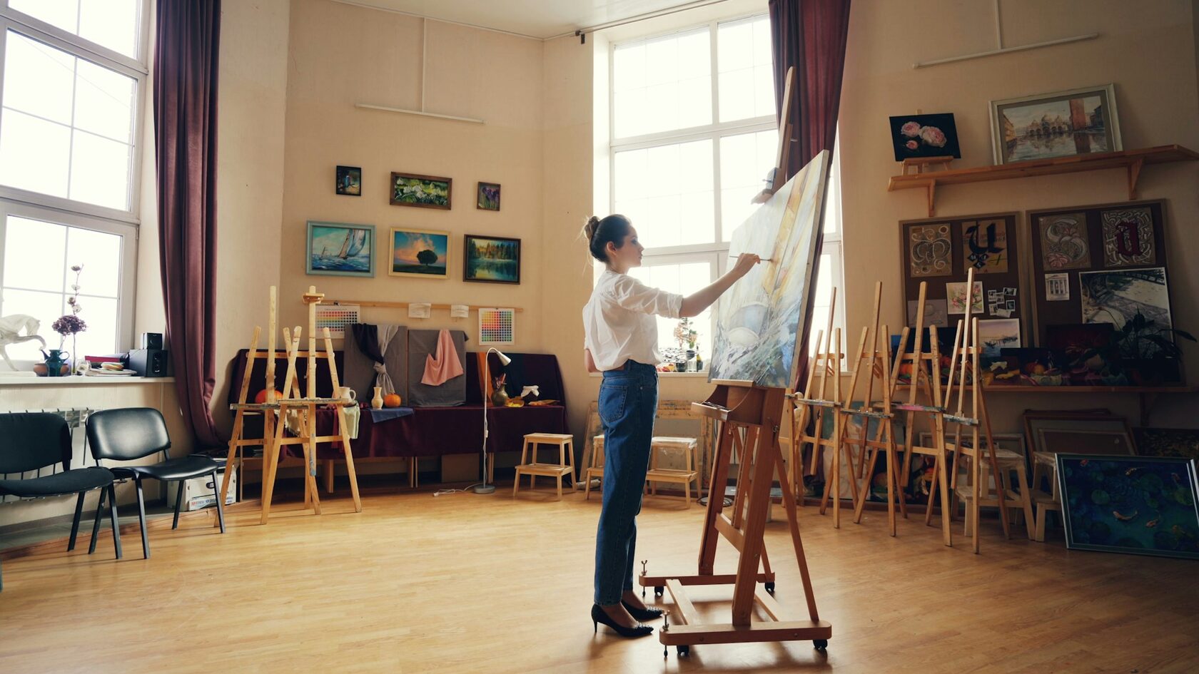 Дети рисуют за столом