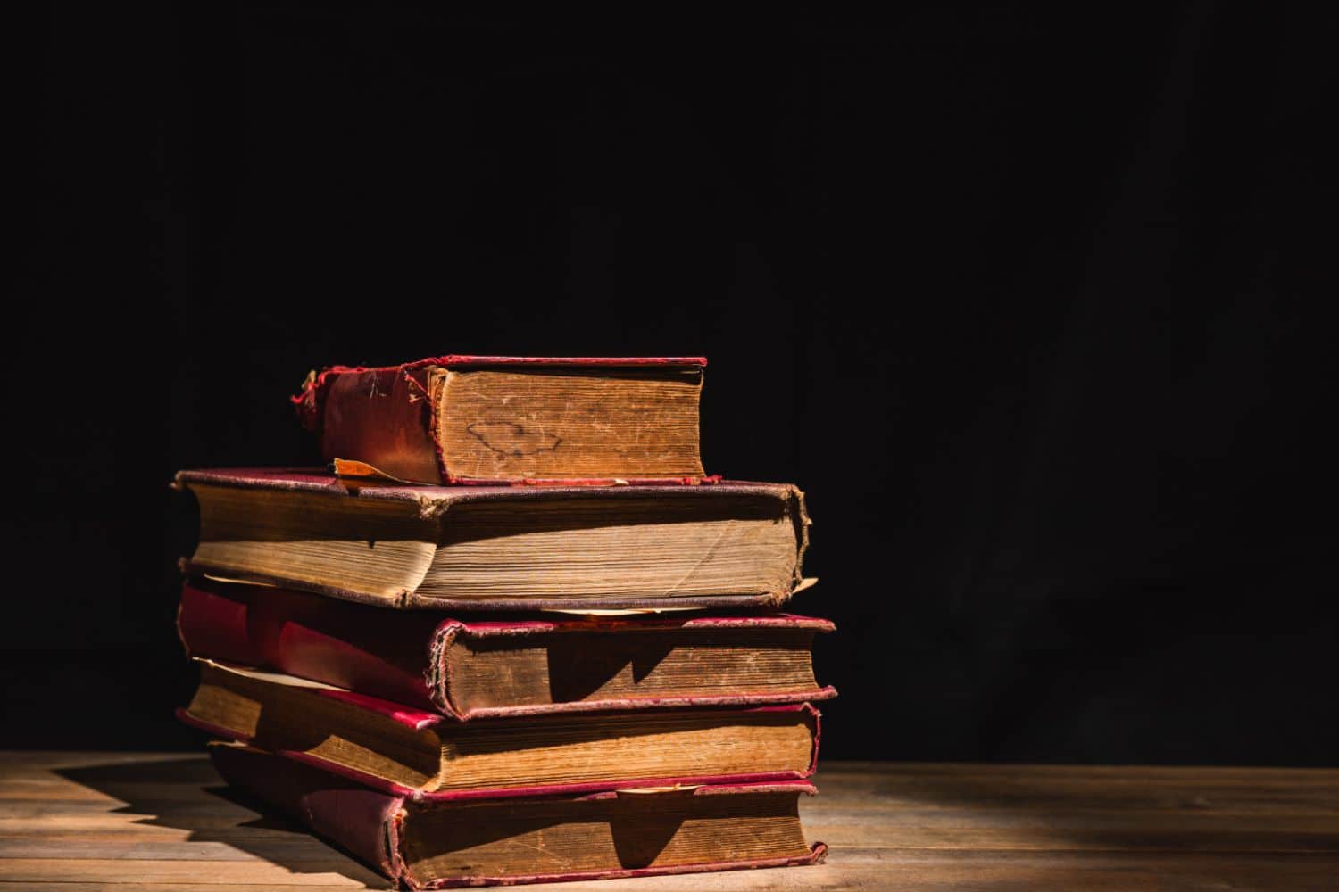 Стопка старинных книг с красным яблоком сверху, телескоп и перо, эстетика dark academia. 