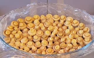 Приготовление салата «Грибная поляна» с шампиньонами и курицей: шаг 6