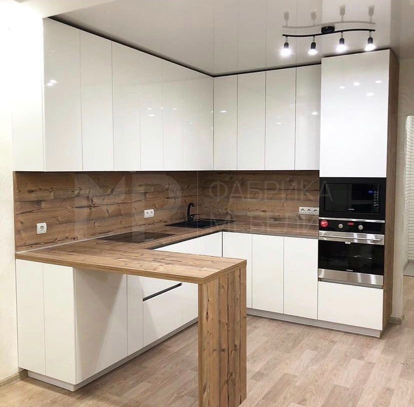 Белая кухня с барной стойкой