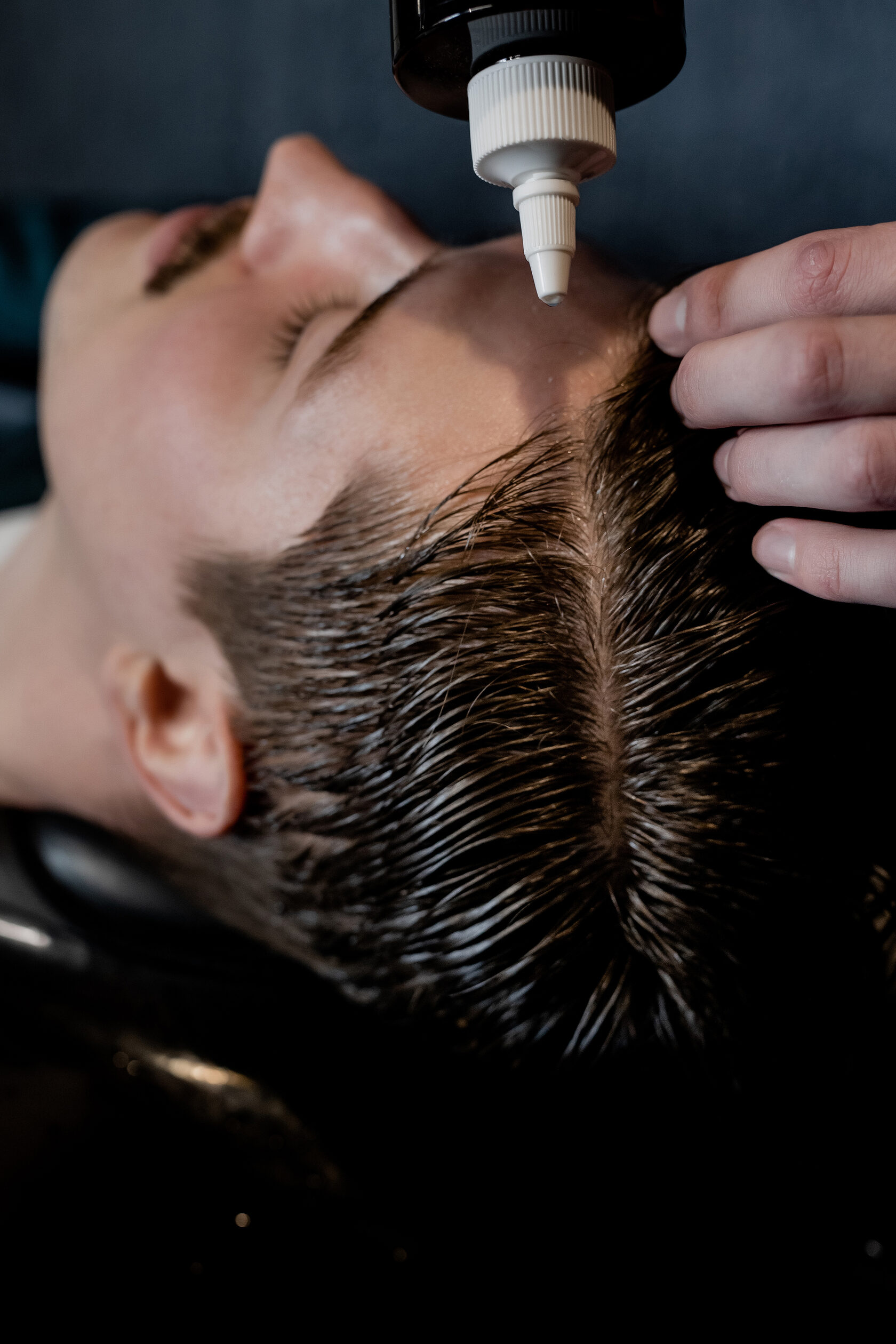 Qizning qiniga achchiq qalampir pornosi surtilgan