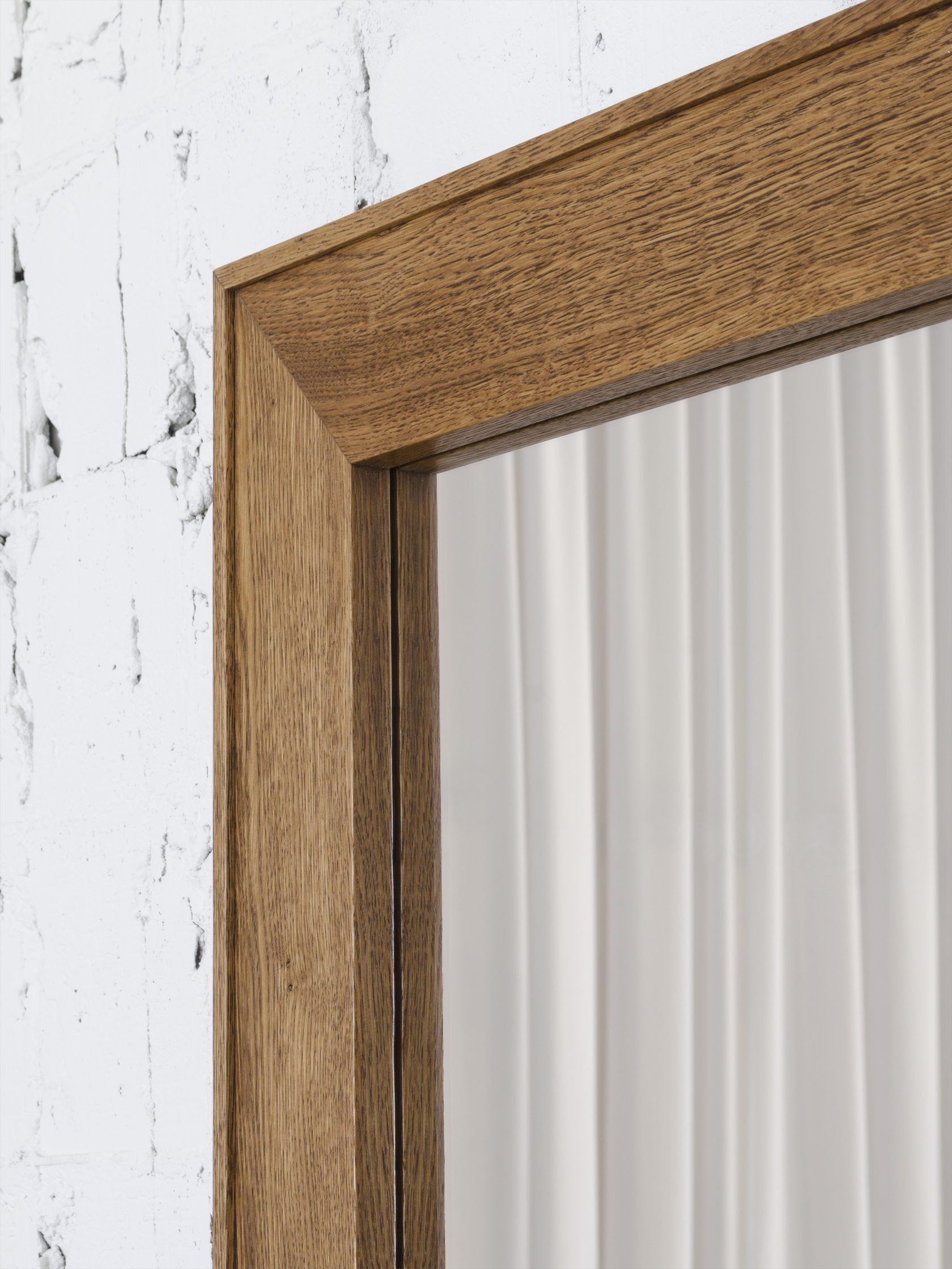 Узкий тёмный дуб с окантовкой.