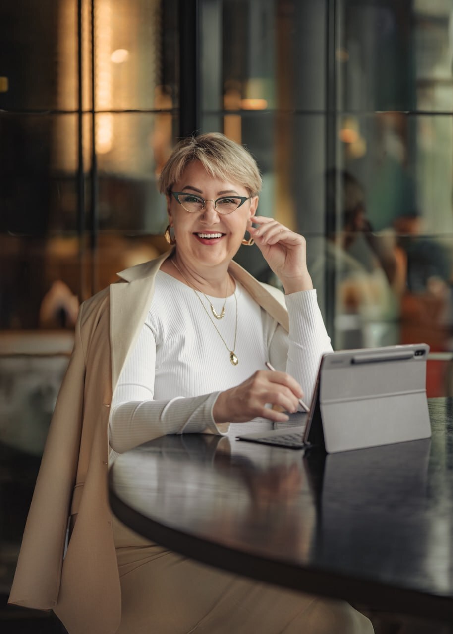 Елена Зиновьева за работой с планшетом
