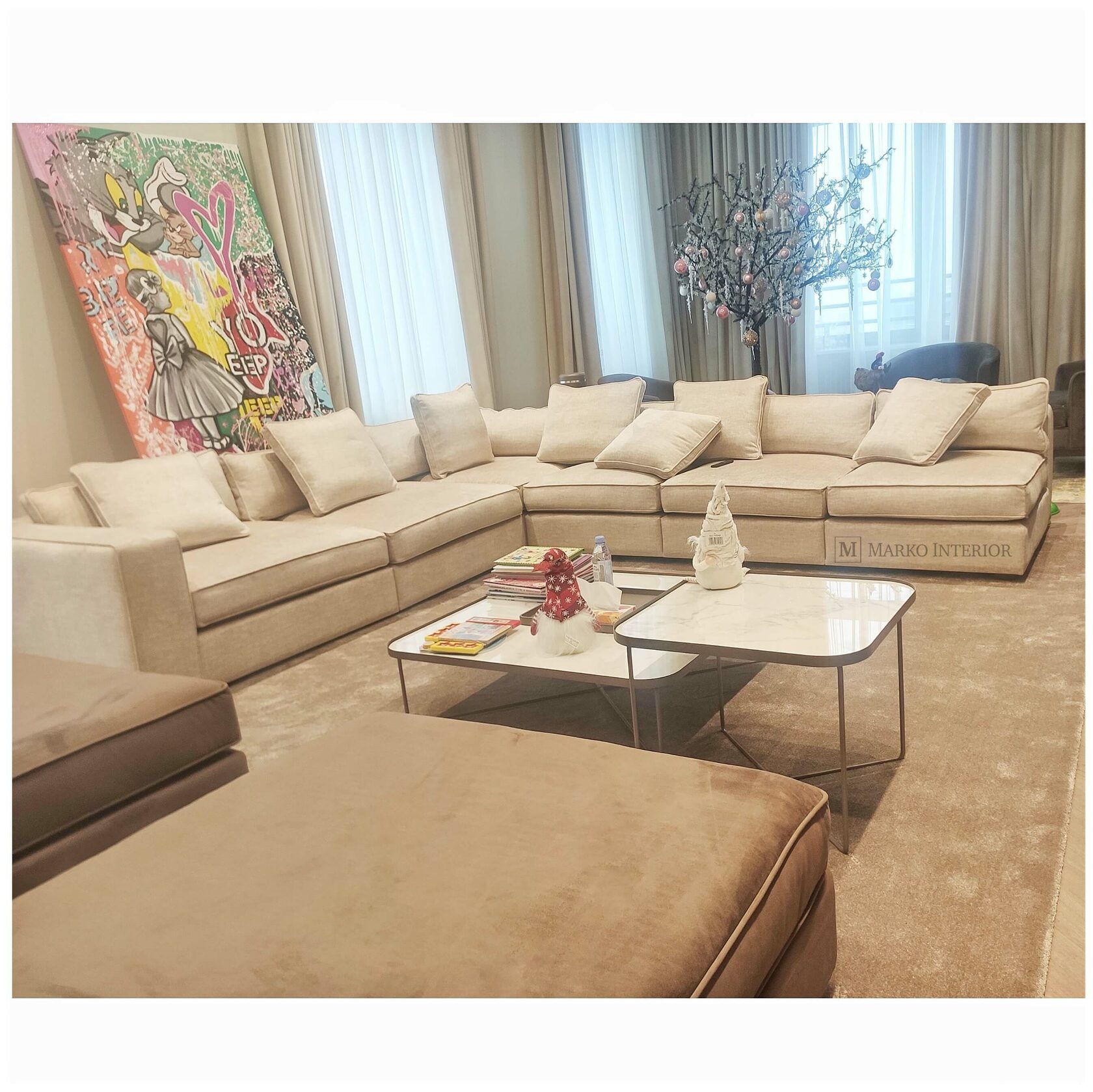Дизайнерский диван Минотти Лоуренс в обивке молочного цвета на заказ от мебельной фабрики Марко