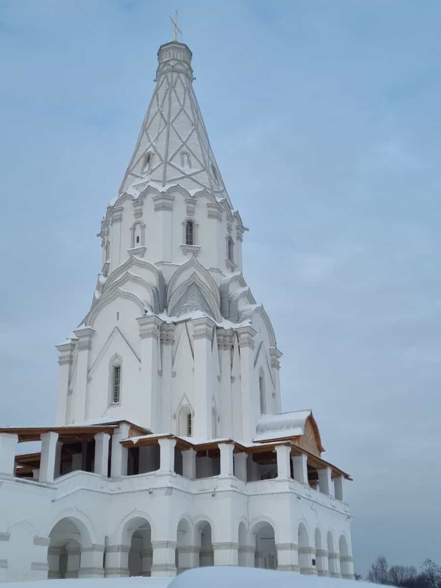 Белая шатровая церковь Вознесения в Коломенском зимой