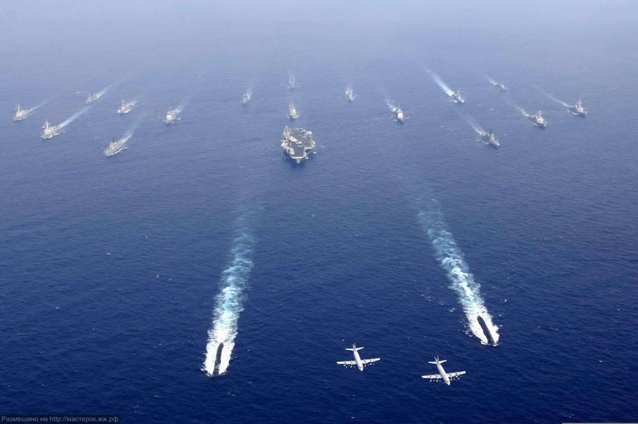 Военные корабли ВМС США, включая авианосцы и эсминцы, в Персидском заливе во время операции по блокаде Ирана, апрель 2026 года.