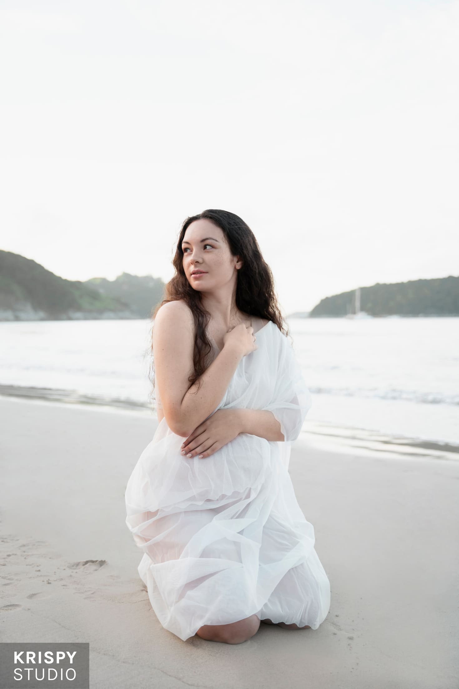 Фотосессия на берегу Пхукета, беременная женщина и океан