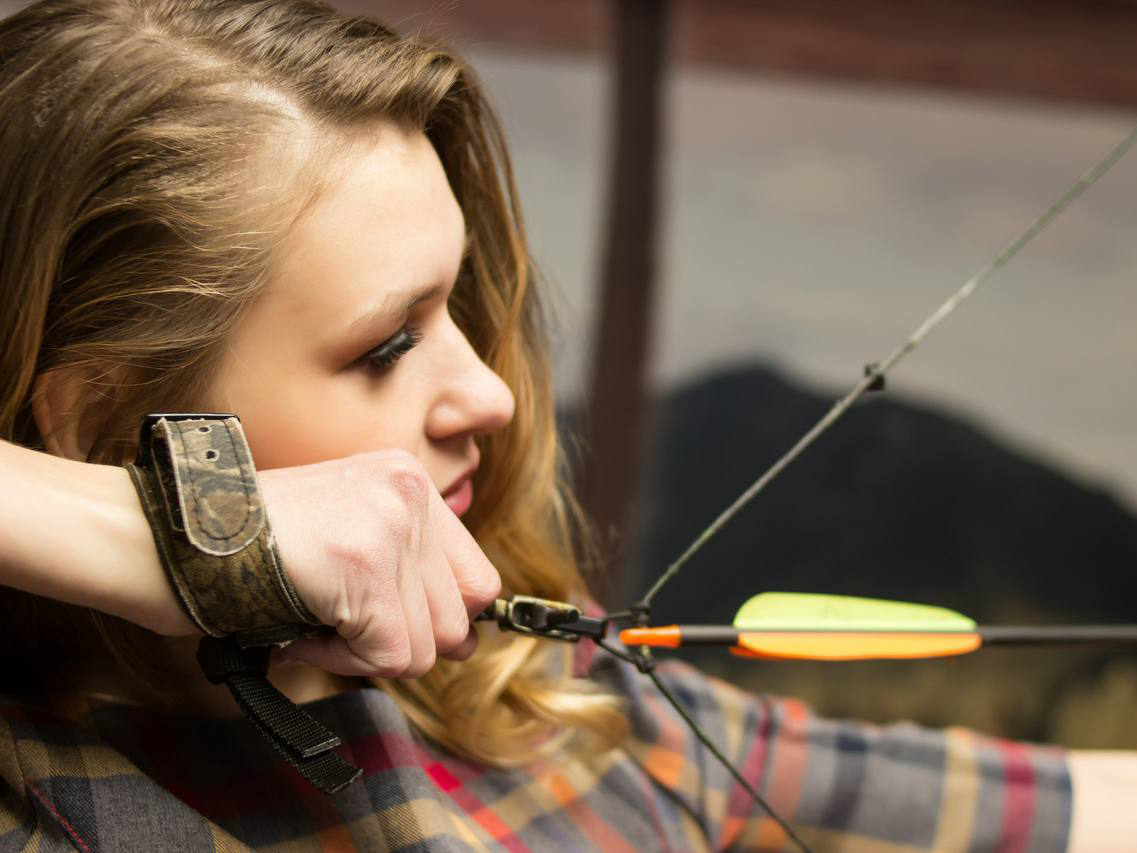 фото парня и девушки на романтическом свидании в публичном месте