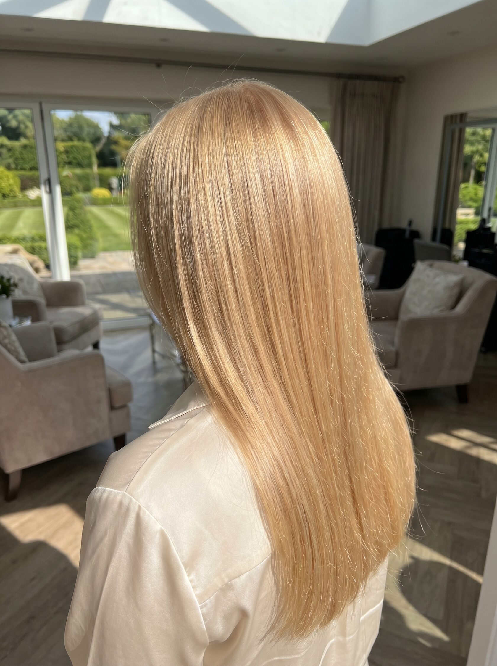 девушка с окрашиванием в теплый блонд на длинных волосах