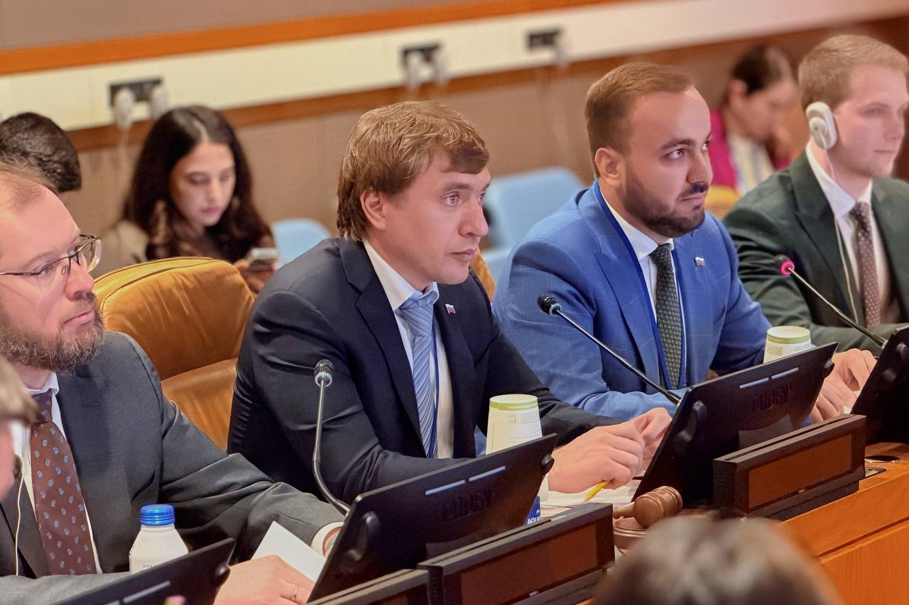 Григорий Гуров на Молодёжном форуме ЭКОСОС ООН в Нью-Йорке презентует МФМ-2026 в Екатеринбурге.