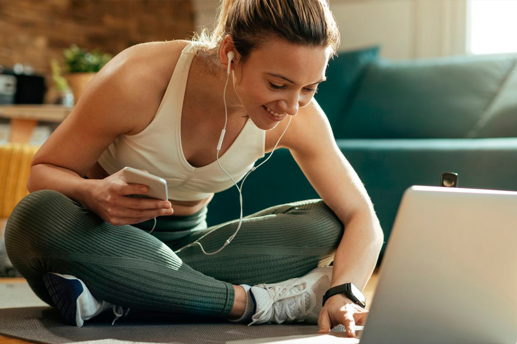 Девушка на коврике для йоги дома, йога онлайн