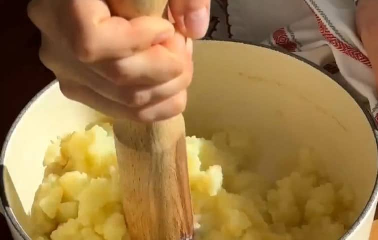 Приготовление картофельных блинчиков из пюре на сковороде: шаг 2