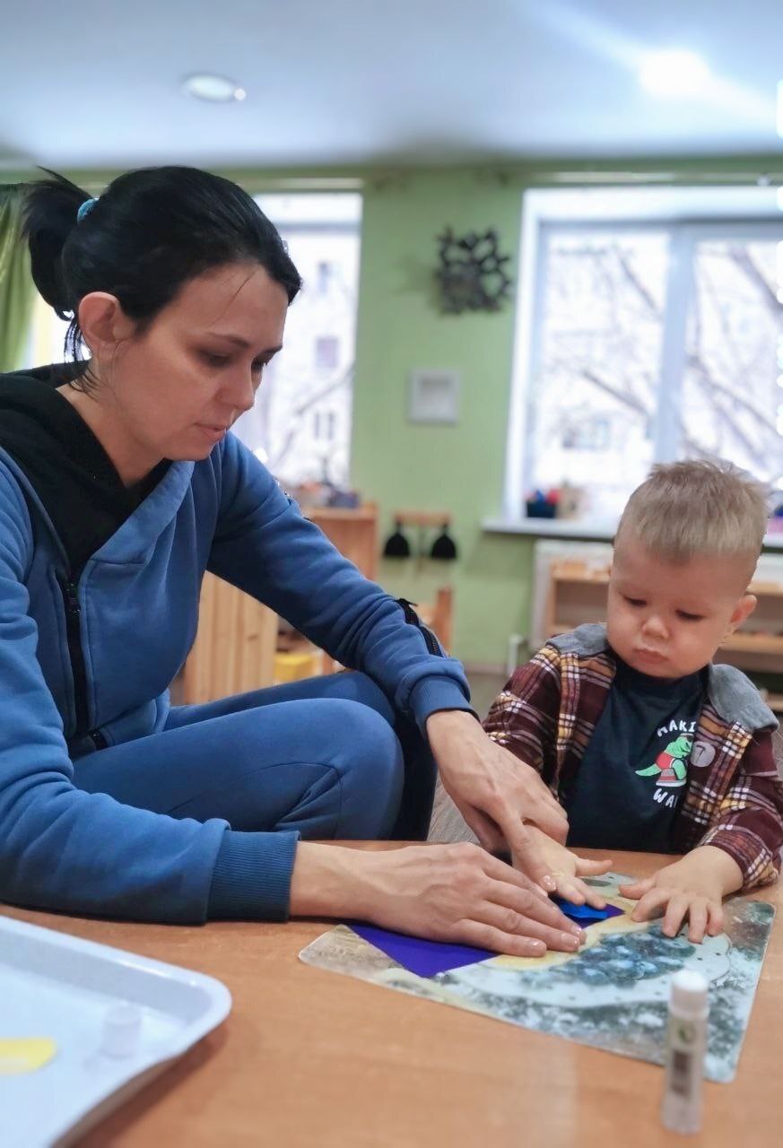 Мама играет с малышом на тёплом полу