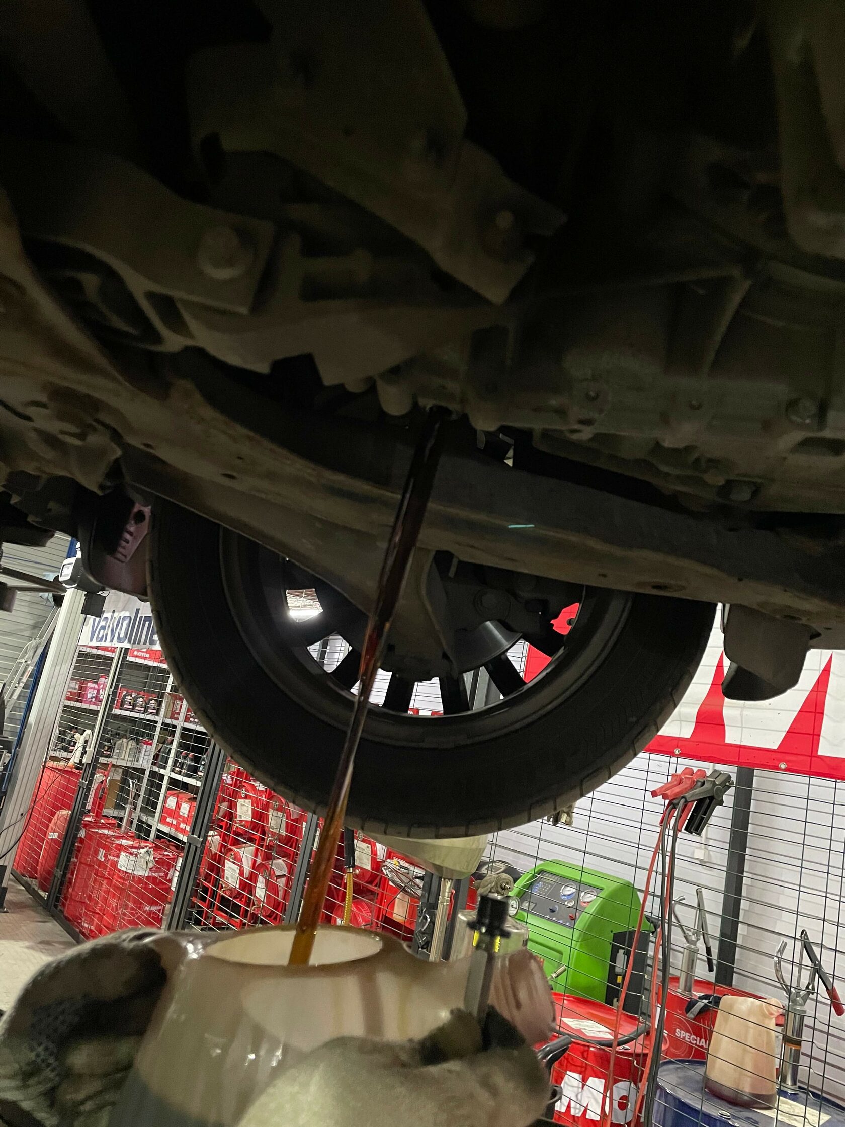 Слив масла из задней секции Powershift