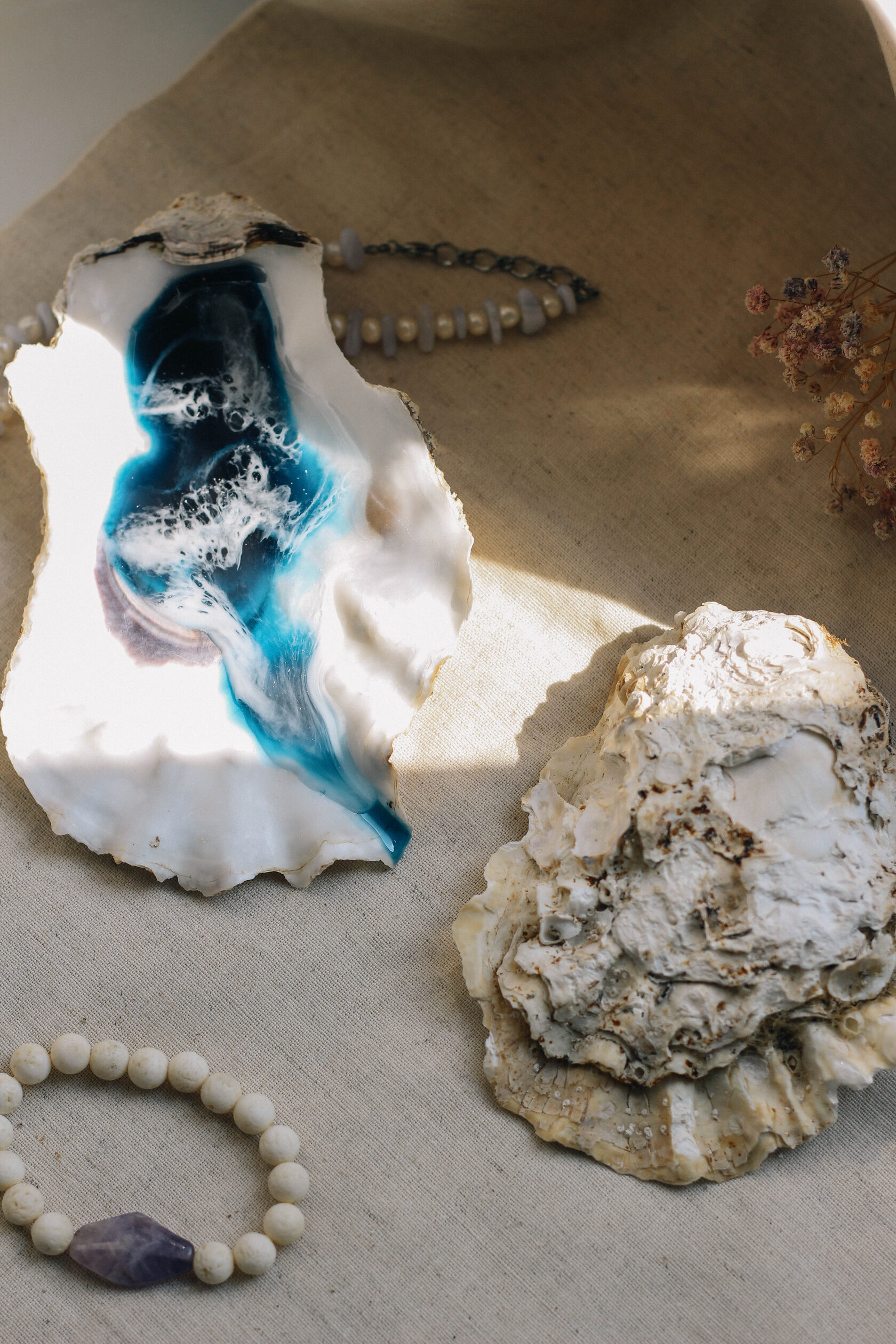 Подставка в виде натуральной ракушки с эпоксидной смолой