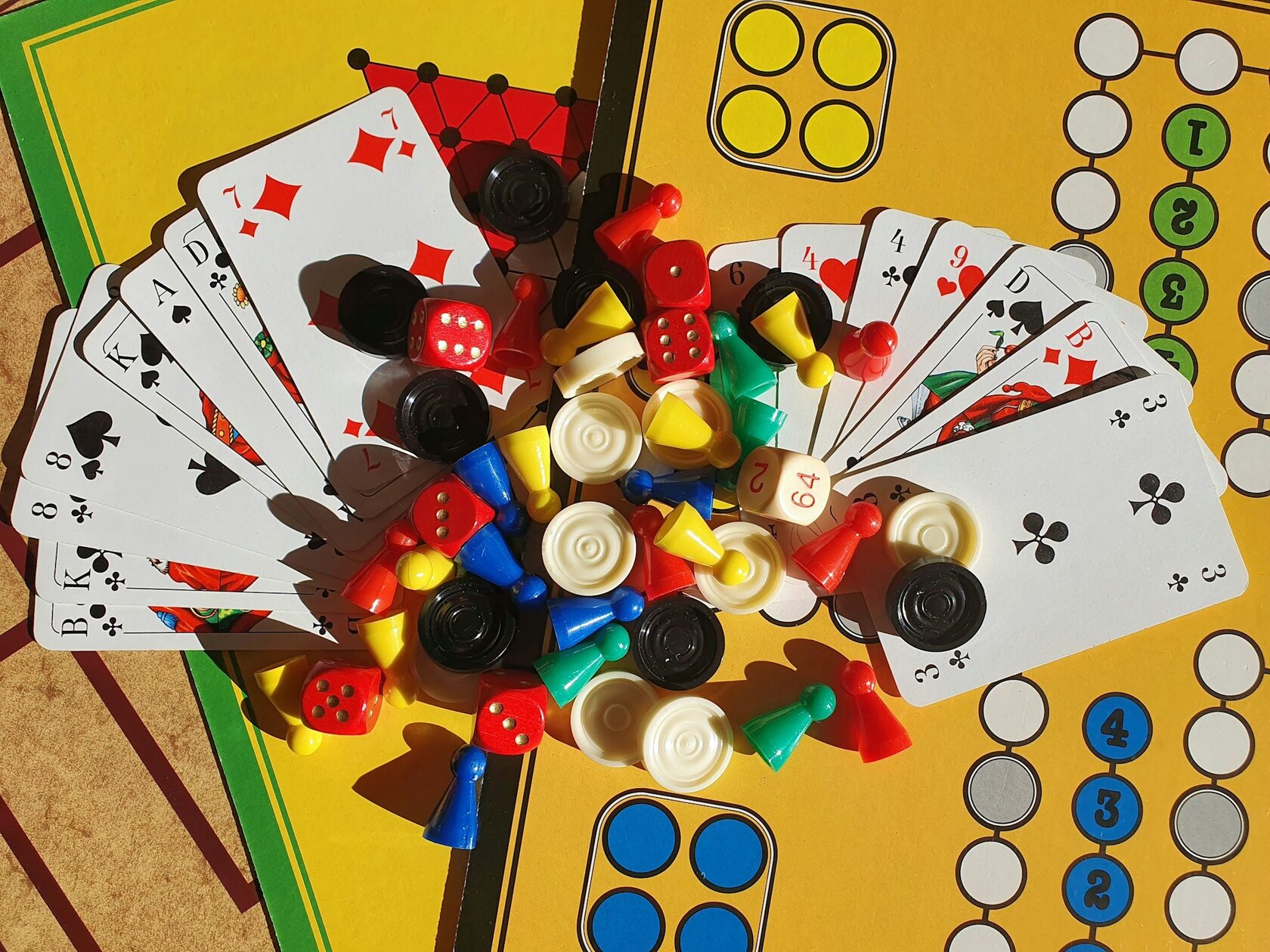 Карточки игры крупным планом