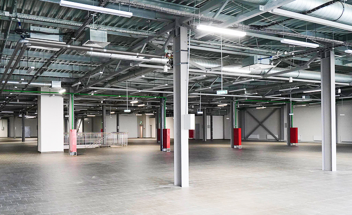 Чистовая отделка торговых помещений в ТК «Тракторный» на финальном этапе строительства.