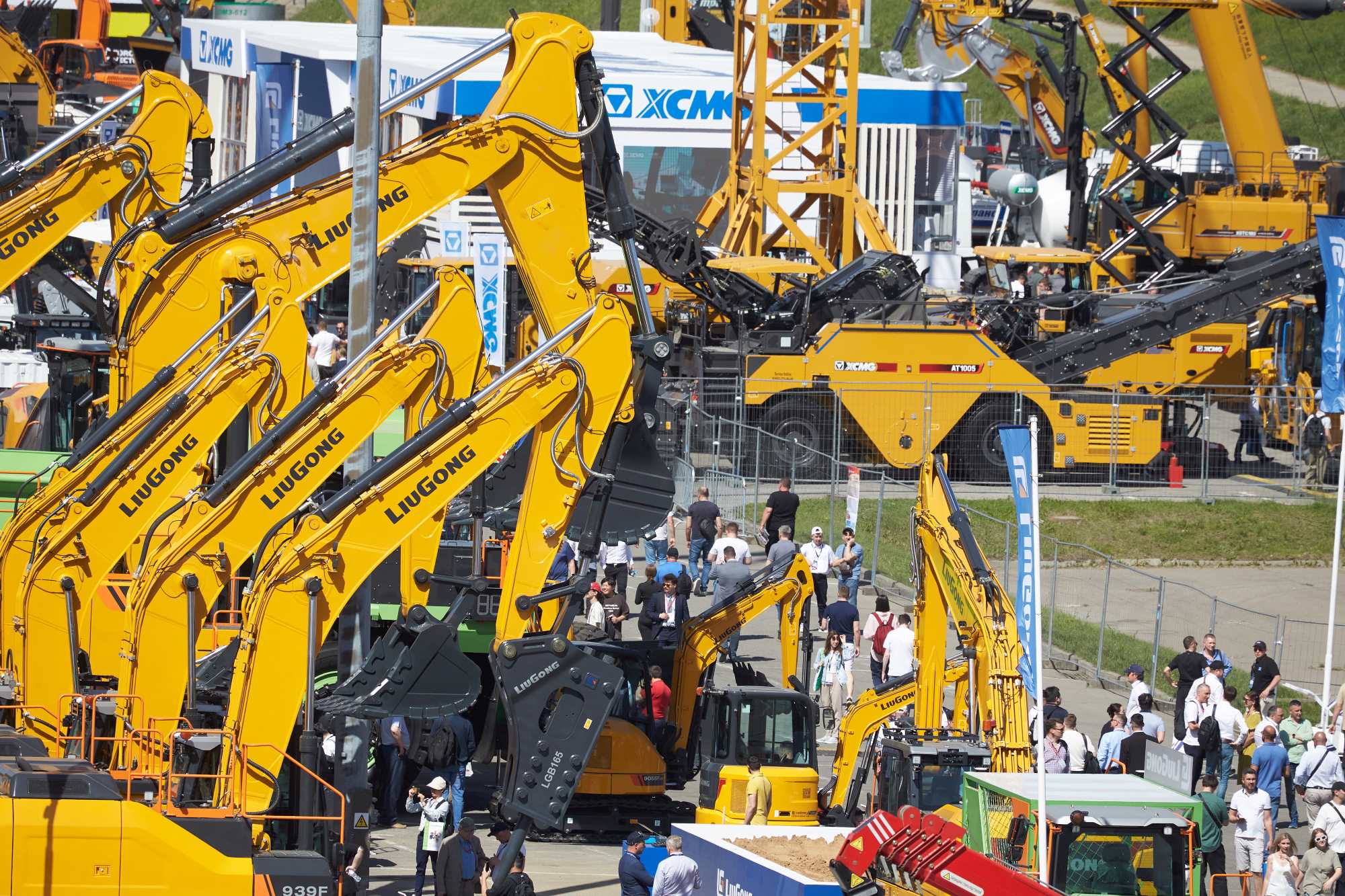 Экскаваторы и погрузчики на стенде CTT Expo — реальная демонстрация тяжелой строительной техники в Москве