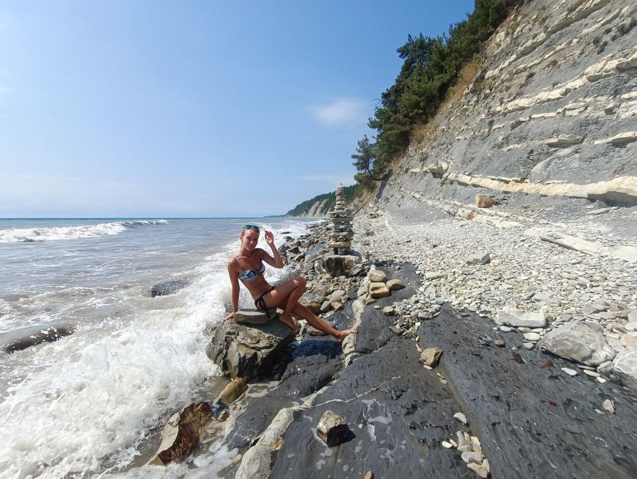 Дикие пляжи Архипо-Осиповки Черное море с каменистым берегом, скалами и чистой водой