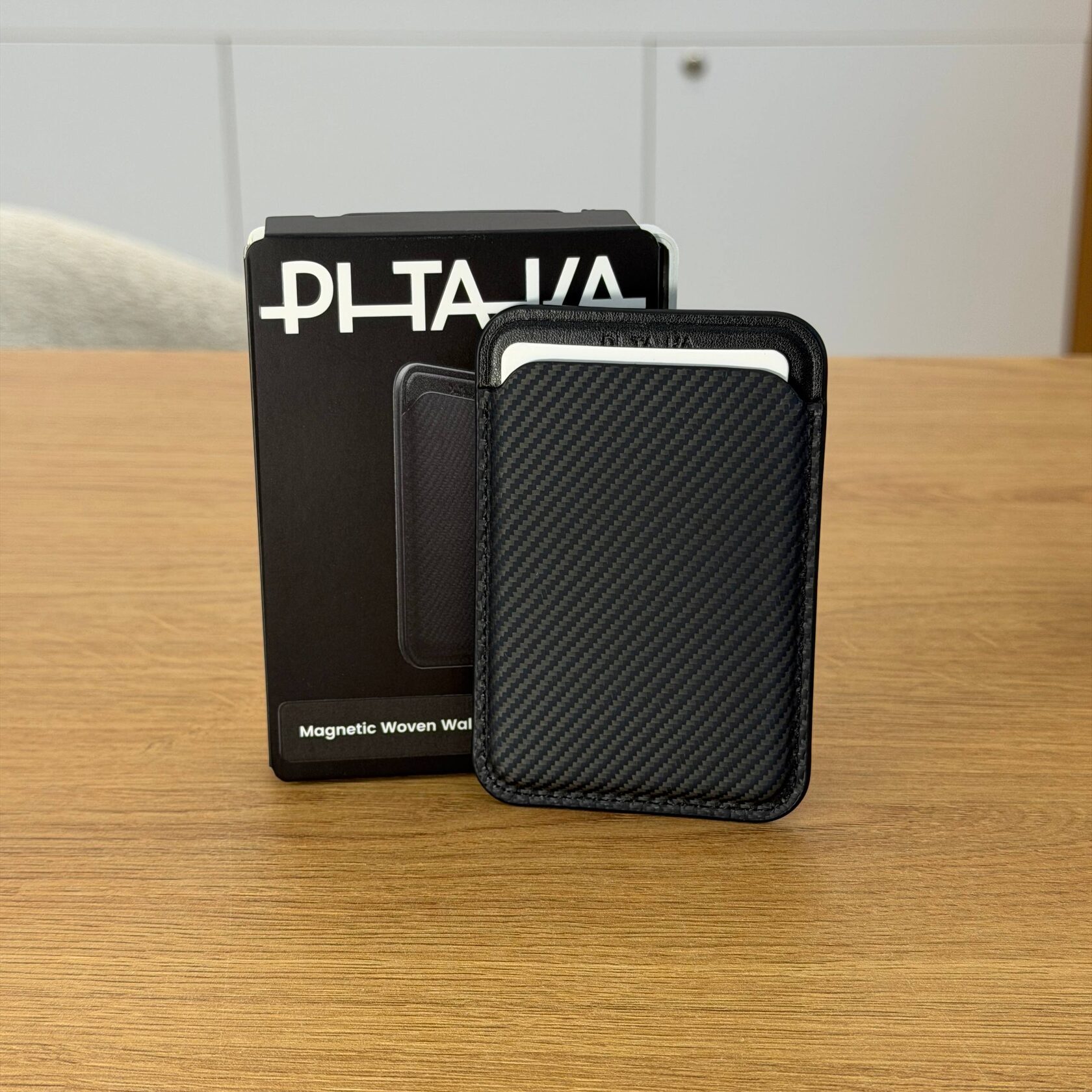 Pitaka: картхолдер из авиационного материала