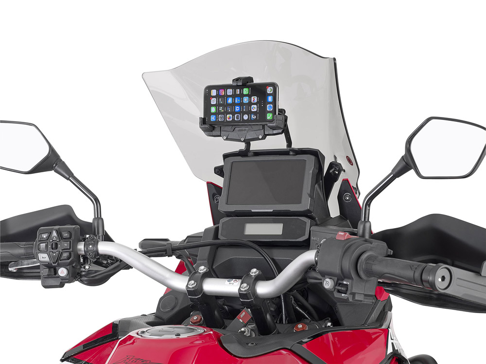 GIVI S920L установлен над приборной панелью мотоцикла