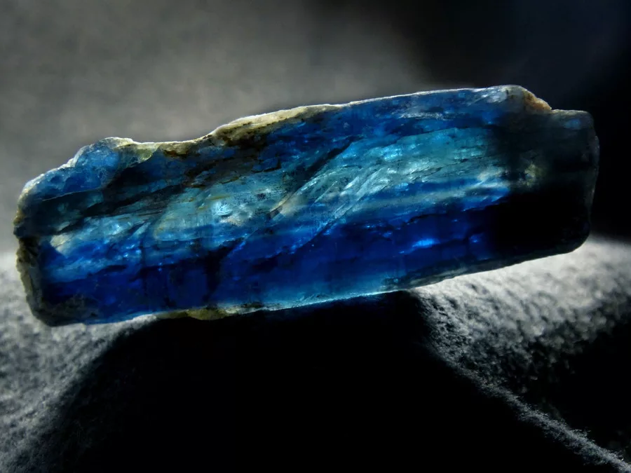 Кианит камень. Кианит минерал. Kyanite камень. Кианит синий минерал. Цианит Бразилия камень.