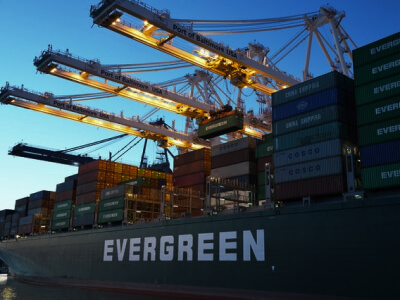 Контейнеры в порту где работают на вилочных погрузчиках Hyundai