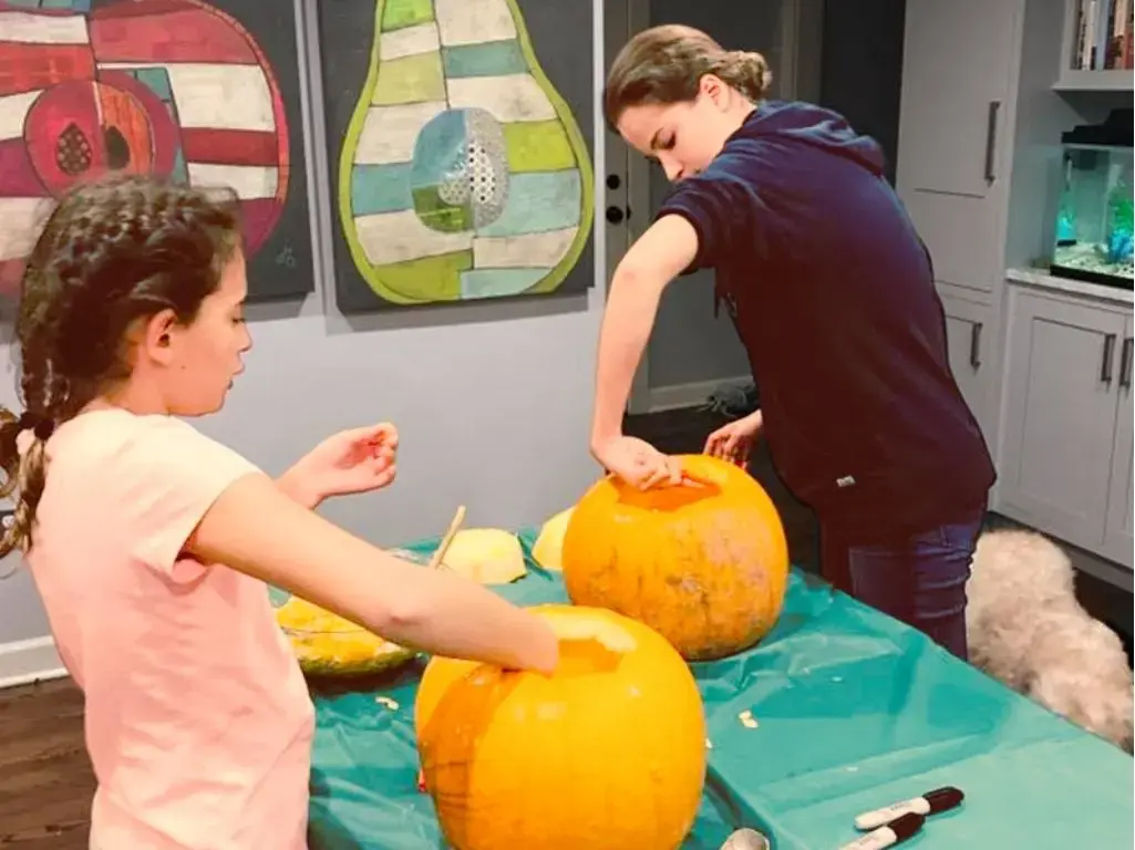 все и занимаются праздником