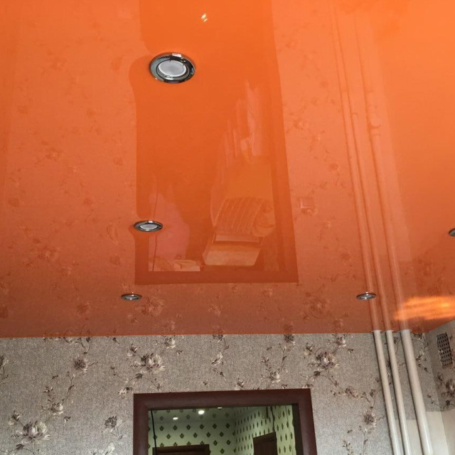 Матовый потолок в гостиной