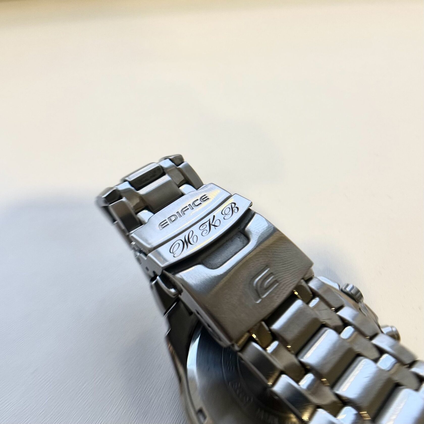 Гравировка символов и фраз на наручных часах, аккуратная работа StekloWood