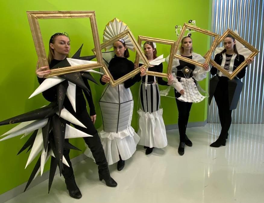 Модели с рамами на зелёном фоне