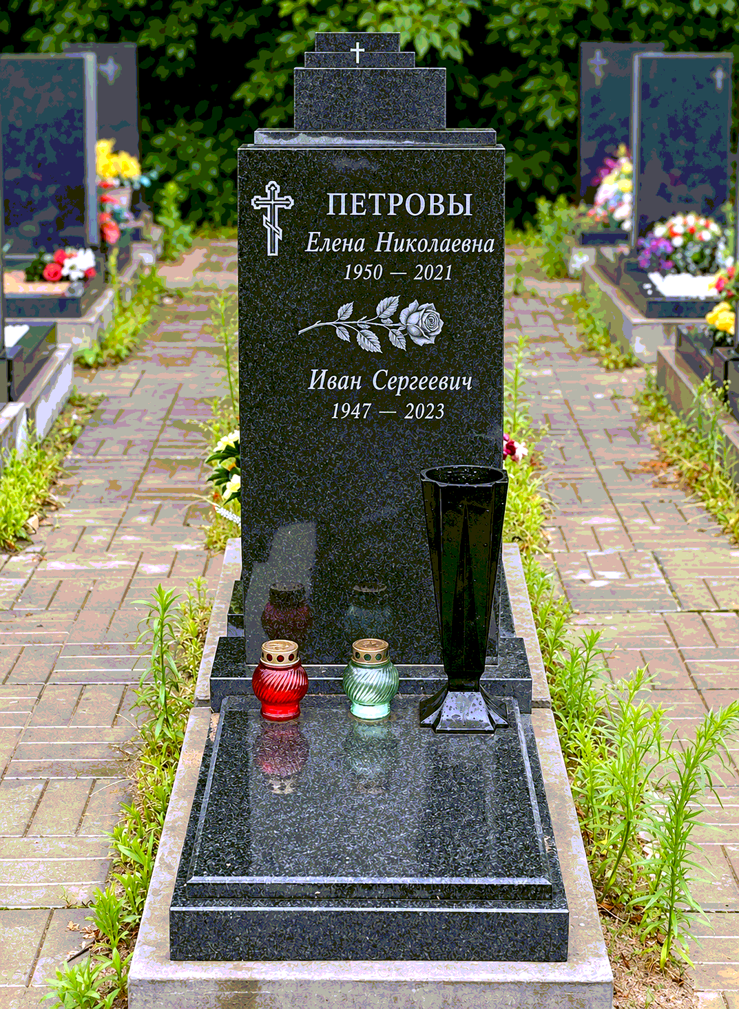 Семейная стела с закрытой плитой после установки на участке. Имена, даты и портреты изменены.