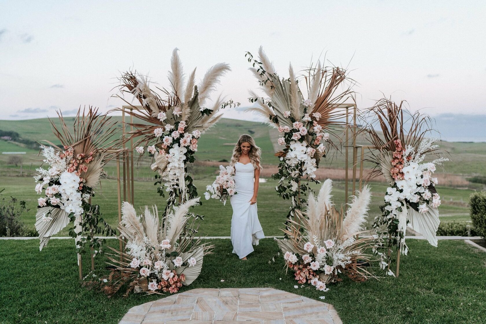Свадебная арка с пампасной травой